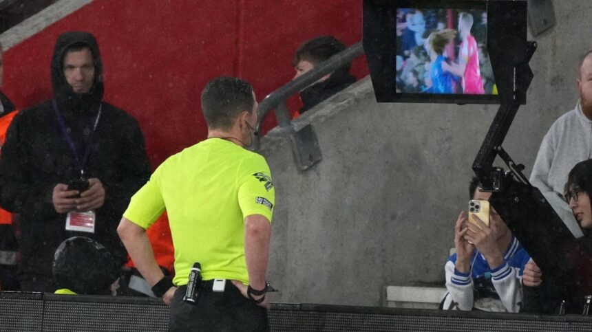 Roșu cum rar se vede în Premier League: a sperat că nu va fi observat, dar a intervenit VAR-ul 1 foto si video rosu cum rar se vede in premier league a sperat ca nu va fi observat dar a intervenit var ul 6750c76a3eb7a
