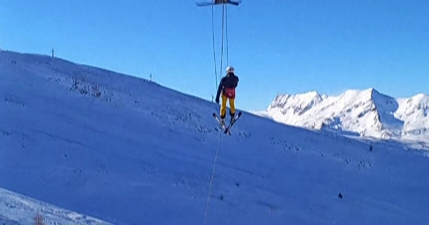 foto sute de schiori au fost blocati cateva ore pe o instalatie de teleschi din alpii francezi din fericire soarele stralucea 676c235ea04a1