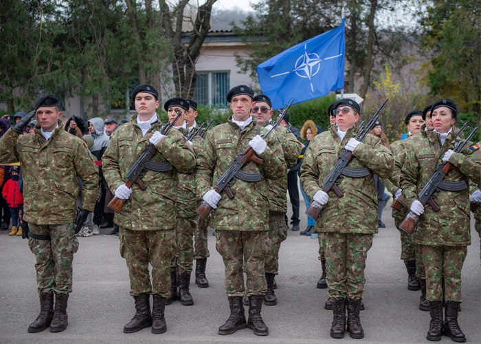 foto sute de soldati profesionisti rezervisti si subofiteri din constanta si tulcea au depus azi juramantul militar 675c61353d54e