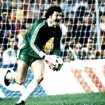 foto unde au ajuns manusile cu care helmut duckadam a aparat cele 4 penalty uri din finala cce de la sevilla 674db0603f7c4
