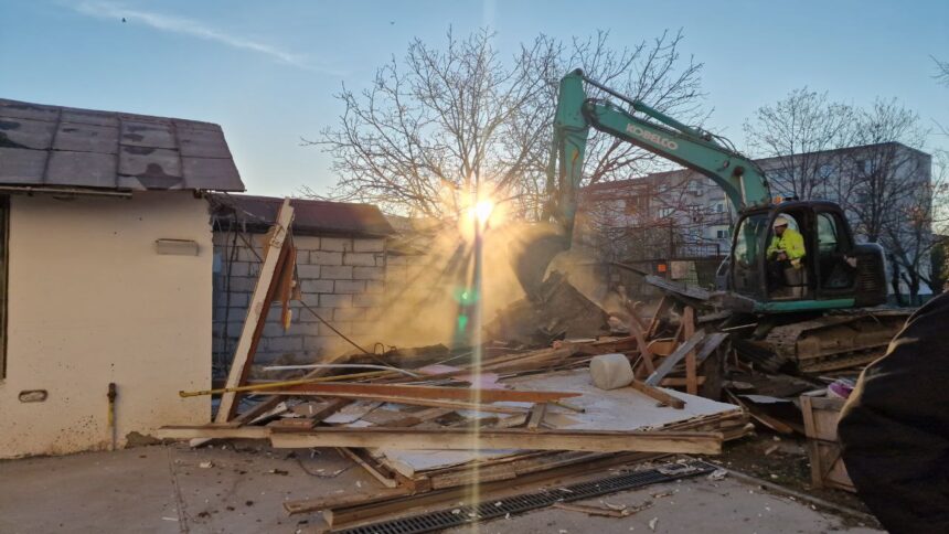 A început demolarea capelei mortuare de pe strada Ștefăniță Vodă: Conflicte între autorități și parohie 1 foto video a inceput demolarea capelei mortuare de pe strada stefanita voda conflicte intre autoritati si parohie 67626ff1ab089