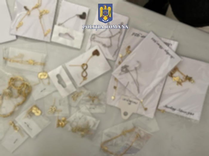 Peste 20 de percheziții, la Constanța și în țară, într-un dosar de contrabandă. Bijuterii, valută și parfumuri confiscate de polițiști. 1 foto video peste 20 de perchezitii la constanta si in tara intr un dosar de contrabanda bijuterii valuta si parfumuri confiscate de politisti 6766f6d601f8c
