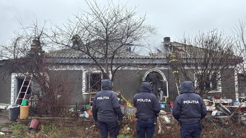Tragedie în dimineața de Crăciun: Un bărbat de 70 de ani din județul Tulcea, găsit decedat după ce casa i-a ars. 1 foto video tragedie in dimineata de craciun un barbat de 70 de ani din judetul tulcea gasit decedat dupa ce casa i a luat foc 676bbaf2a49bc