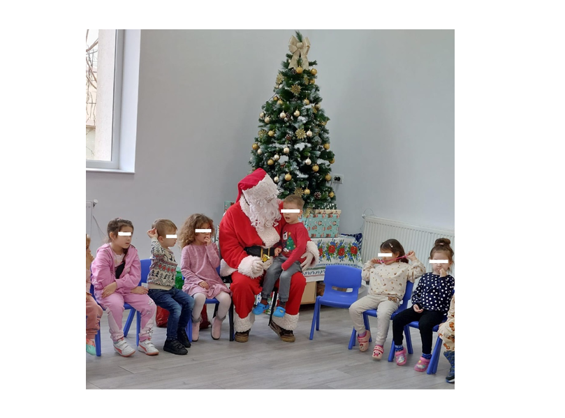 Voluntarii Asociaţiei Suflete Deschise l-au ajutat pe Moș Crăciun să aducă daruri preșcolarilor de la Grădinița din Valu lui Traian. 1 foto voluntarii asociatiei suflete deschise l au ajutat pe mos craciun sa aduca daruri prescolarilor de la gradinita din valu lui traian 676473890b67f