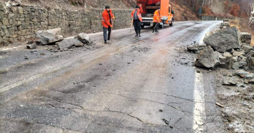 Căderi de pietre pe DN 10, care leagă Buzăul de Brașov, din cauza ploilor abundente. Recomandări pentru șoferi. 1 galerie foto caderi de pietre pe dn 10 care leaga buzaul de brasov ca urmare a ploilor abundente recomandari pentru soferi 6756f941895ce