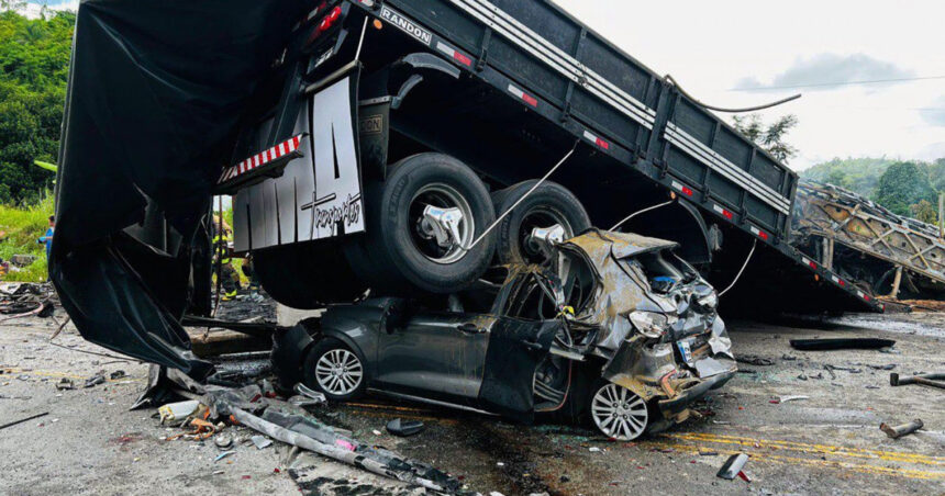 Cel mai grav accident din Brazilia din ultimii 17 ani: zeci de oameni au murit după ce un autocar a fost lovit de un camion 1 galerie foto cel mai grav accident din brazilia din ultimii 17 ani zeci de oameni au murit dupa ce un autocar a fost lovit de un camion 6767cbc6ab20c
