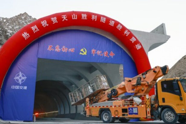 galerie foto china a finalizat constructia celui mai lung tunel de autostrada din lume in xinjiang 6773a68dccb43