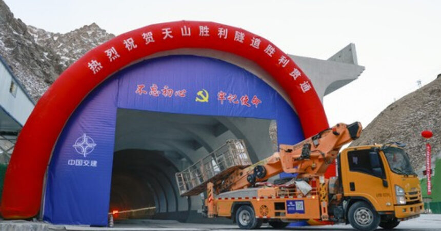 galerie foto china a finalizat constructia celui mai lung tunel de autostrada din lume in xinjiang 6773a68dccb43