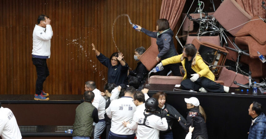 galerie foto deputatii taiwanezi au facut din nou scandal in parlament au construit baricade si s au stropit cu apa 676548d8d839b