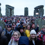 galerie foto mii de oameni au aplaudat rasaritul soarelui la stonehenge pentru a marca solstitiul de iarna cea mai scurta zi din an 6766d9623d9e8