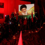 galerie foto mii de oameni au deplans moartea lui hassan nasrallah langa craterul urias ramas dupa asasinarea liderului hezbollah in beirut 674c122be8f7b