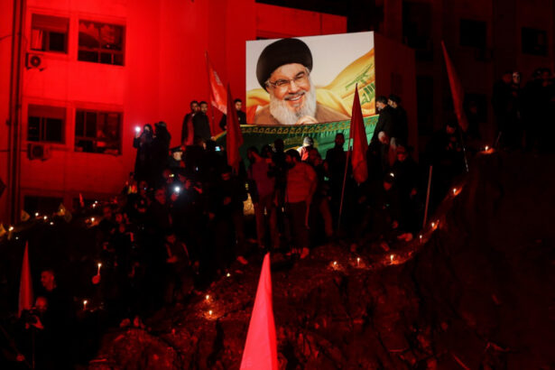 galerie foto mii de oameni au deplans moartea lui hassan nasrallah langa craterul urias ramas dupa asasinarea liderului hezbollah in beirut 674c122be8f7b
