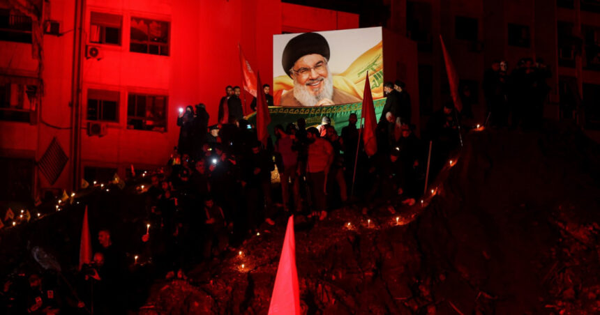 galerie foto mii de oameni au deplans moartea lui hassan nasrallah langa craterul urias ramas dupa asasinarea liderului hezbollah in beirut 674c122be8f7b