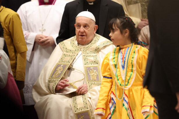 galerie foto papa francisc face apel la curaj pentru a crea o lume mai buna mesajul transmis in predica sa din ajunul craciunului 676b33a519517