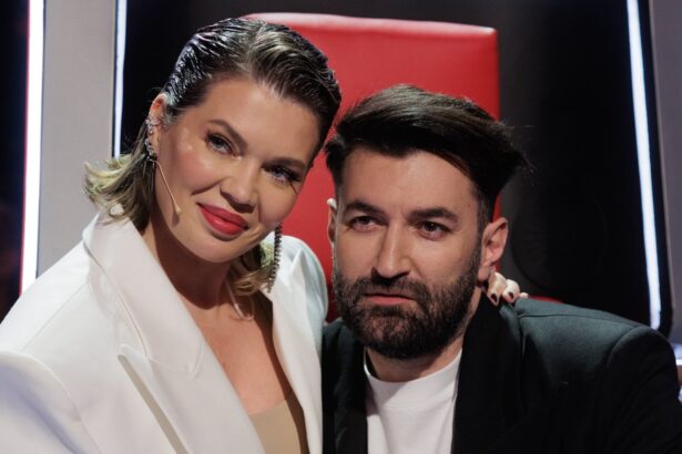gestul facut de gina pistol fata de smiley la vocea romaniei in fata camerelor de filmat acum prezentatoarea e colega cu sotul ei 67555a748746d
