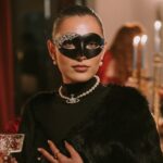 imagini cu andreea esca si alexia eram la un bal mascat prezentatoarea stirilor pro tv a purtat cea mai decoltata rochie 675709fcdaaac