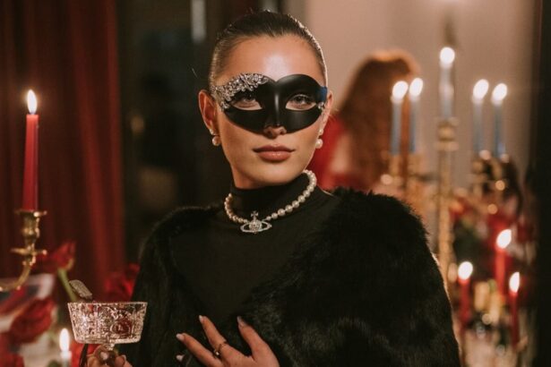 imagini cu andreea esca si alexia eram la un bal mascat prezentatoarea stirilor pro tv a purtat cea mai decoltata rochie 675709fcdaaac