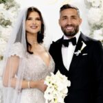 imagini din sufrageria casei in care locuiesc monica birladeanu si valeriu gheorghita cum au impodobit bradul de craciun fundite cu panglici lungi 675afef1cbf91