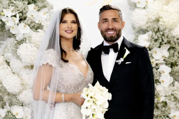 imagini din sufrageria casei in care locuiesc monica birladeanu si valeriu gheorghita cum au impodobit bradul de craciun fundite cu panglici lungi 675afef1cbf91