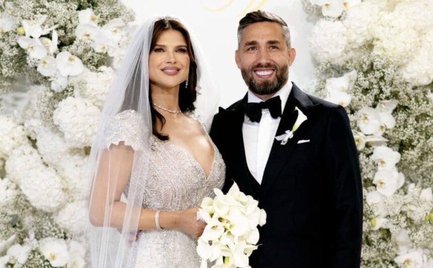 imagini din sufrageria casei in care locuiesc monica birladeanu si valeriu gheorghita cum au impodobit bradul de craciun fundite cu panglici lungi 675afef1cbf91