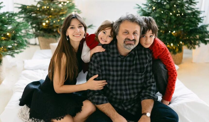 Sufrageria Danei Rogoz, decorată de Crăciun, cu brad împodobit alături de cei doi copii. 1 imagini din sufrageria danei rogoz decorata de craciun a impodobit bradul alaturi de cei doi copii 6763c12d2c9b1