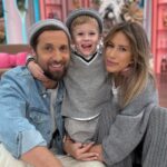 imagini din sufrageria lui dani otil decorata de craciun a impodobit bradul cu sotia gabriela si baietelul tiago care a fost costumat in spiridus 675fd3dd46262