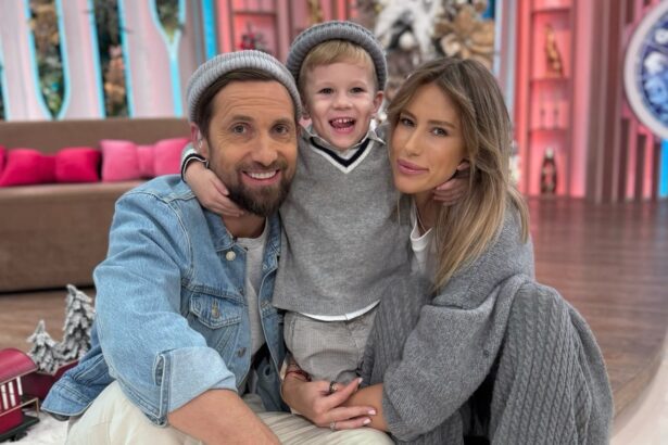 imagini din sufrageria lui dani otil decorata de craciun a impodobit bradul cu sotia gabriela si baietelul tiago care a fost costumat in spiridus 675fd3dd46262