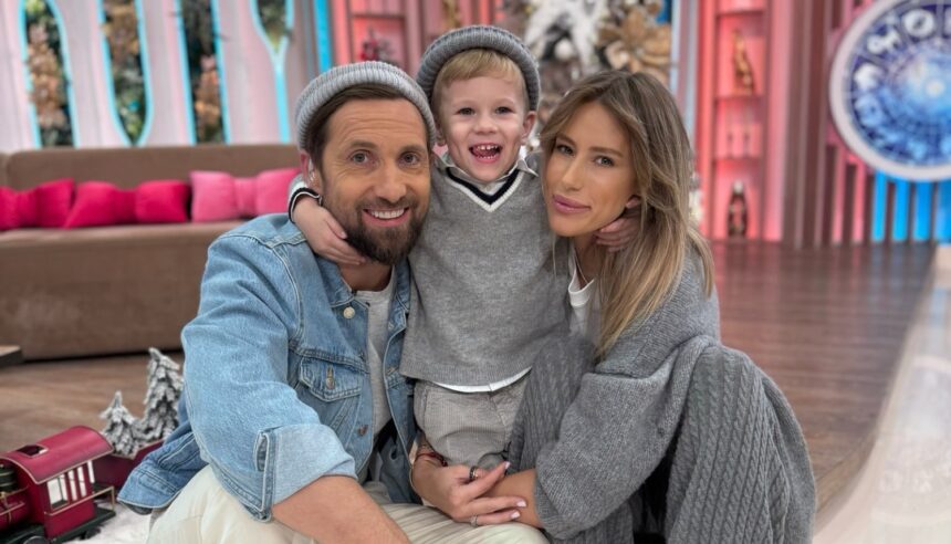 Sufrageria lui Dani Oțil, decorată de Crăciun, cu bradul împodobit alături de soția Gabriela și băiețelul Tiago, costumat în spiriduș 1 imagini din sufrageria lui dani otil decorata de craciun a impodobit bradul cu sotia gabriela si baietelul tiago care a fost costumat in spiridus 675fd3dd46262