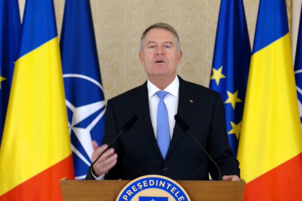 iohannis tot mai singur la cotroceni mesaj de anul nou incheiem un an complicat este nevoie de maturitate si asumarea responsabilitatii video 6773e6f0226f9