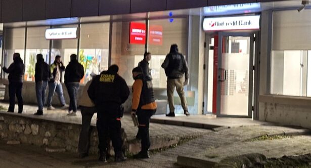 jaf armat la o banca un barbat a fugit cu o suma importanta de bani 674f350236263
