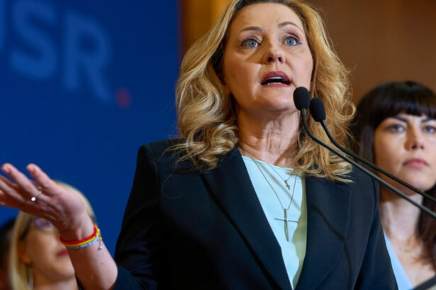 lasconi spune ca georgescu ar trebui consultat de un psihiatru stau si ma intreb daca este om se fereste de oameni ii e frica 674f80d173ae9