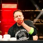 legenda hotdogilor a mai batut un record joey chestnut a mancat 95 de kilograme de creveti in 8 minute video 675affa8b6e57