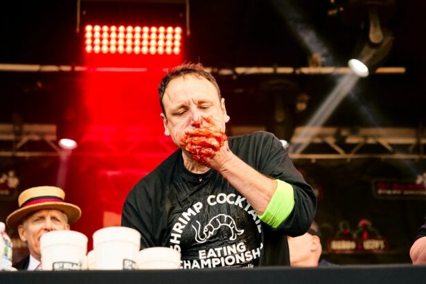 legenda hotdogilor a mai batut un record joey chestnut a mancat 95 de kilograme de creveti in 8 minute video 675affa8b6e57