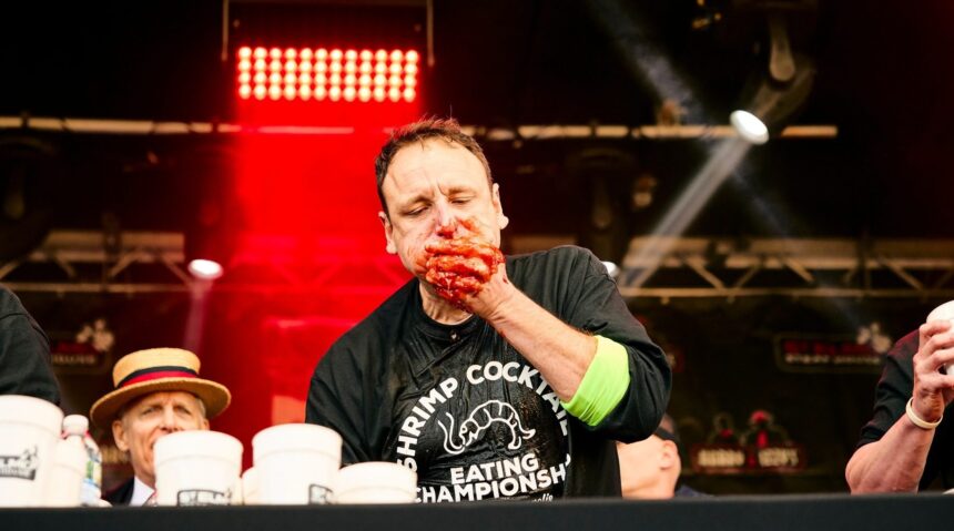 legenda hotdogilor a mai batut un record joey chestnut a mancat 95 de kilograme de creveti in 8 minute video 675affa8b6e57