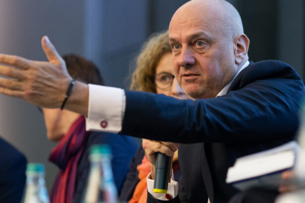 lider de sindicat despre bugetari un etaj intreg vine la munca dupa ora 1000 am vazut cea mai mare expozitie de posete de top 675c400e56356