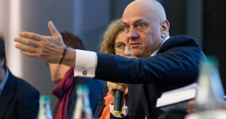 Lider de sindicat, despre bugetari: „Un etaj întreg vine la muncă după ora 10:00. Am observat cea mai mare expoziţie de poşete de top” 1 lider de sindicat despre bugetari un etaj intreg vine la munca dupa ora 1000 am vazut cea mai mare expozitie de posete de top 675c400e56356