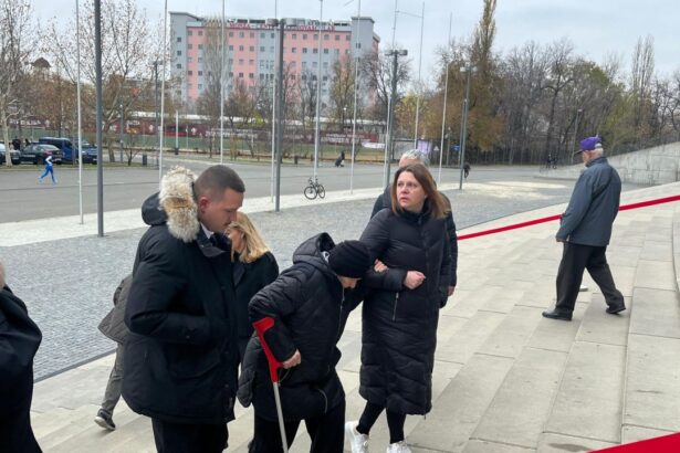 live blog lumea fotbalului isi ia adio astazi de la helmut duckadam pe arena nationala vin mii de oameni mama legendarului portar este preze 674f0cd85246a