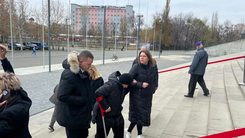 live blog lumea fotbalului isi ia adio astazi de la helmut duckadam pe arena nationala vin mii de oameni mama legendarului portar este preze 674f0cd85246a