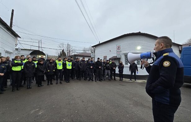 live foto video protest la penitenciarul poarta alba haideti sa le demonstram ca fara noi nu pot duce acest sistem 67723de275bc7