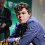 magnus carlsen se intoarce la campionatul de sah dupa ce regulamentul a fost schimbat ca sa poata juca in blugi 6772e24fc7d61