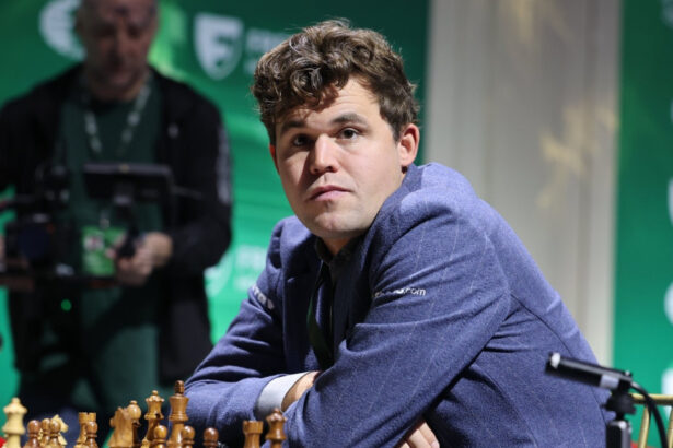 magnus carlsen se intoarce la campionatul de sah dupa ce regulamentul a fost schimbat ca sa poata juca in blugi 6772e24fc7d61