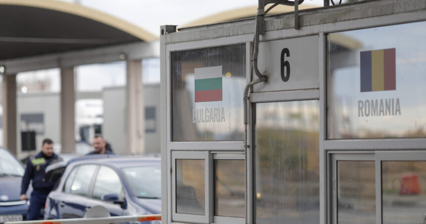 MAI a confirmat că vor avea loc doar „controale aleatorii și inopinate” la granițele cu Bulgaria și Ungaria începând cu 1 ianuarie 2025. 1 mai a dat asigurari ca vor exista doar controale aleatorii si inopinate la granitele cu bulgaria si ungaria de la 1 ianuarie 2025 676432de9cb2f