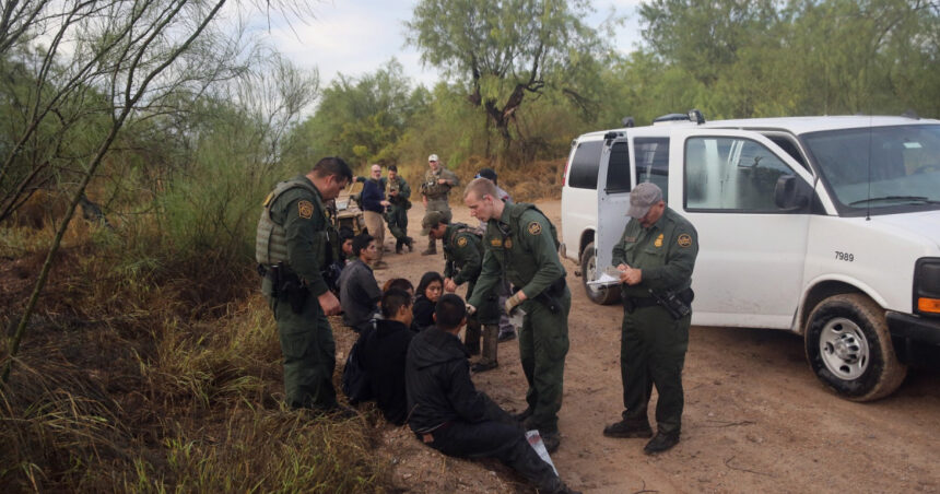 Marii donatori din campania lui Trump, care s-au plâns de „invazia” imigranților, ar fi angajat ilegal muncitori mexicani. 1 marii donatori din campania lui trump care s au plans de invazia imigrantilor ar fi folosit ilegal muncitori mexicani 6765a8753da23