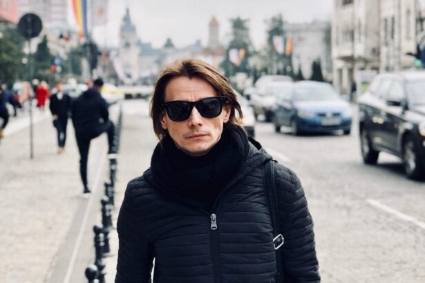marius manole isi doneaza costumul purtat in prima piesa de teatru in care a jucat cum arata piesa vestimentara sper ca va inspira cat mai multi oameni 67594dc9f2e8e