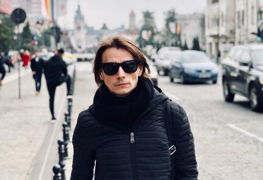 marius manole isi doneaza costumul purtat in prima piesa de teatru in care a jucat cum arata piesa vestimentara sper ca va inspira cat mai multi oameni 67594dc9f2e8e