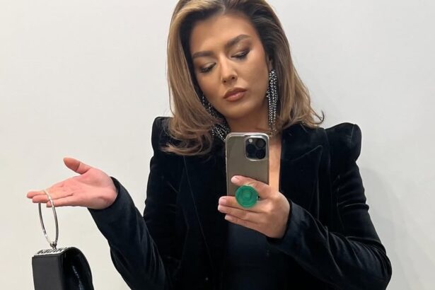 mesajul postat de maria popovici pe net dupa ce a fost fotografiata alaturi de un barbat misterios urati mi succes m am intors la treaba 67570d481e054