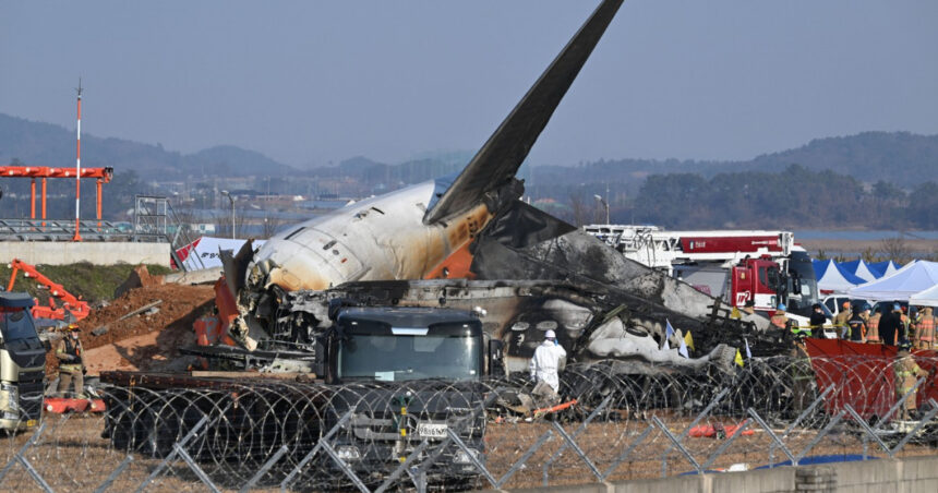 Alertă de știri: Momentul în care un avion cu 181 de oameni la bord explodează după o aterizare forțată în Coreea de Sud; 127 de morți. 1 news alert video momentul in care un avion cu 181 de oameni la bord explodeaza dupa o aterizare fortata in coreea de sud 127 de morti 67710a3118a72