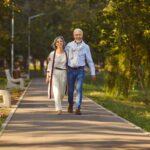 o singura plimbare zilnica de o ora ar putea prelungi viata cu sase ore 676ed9ea22ebf