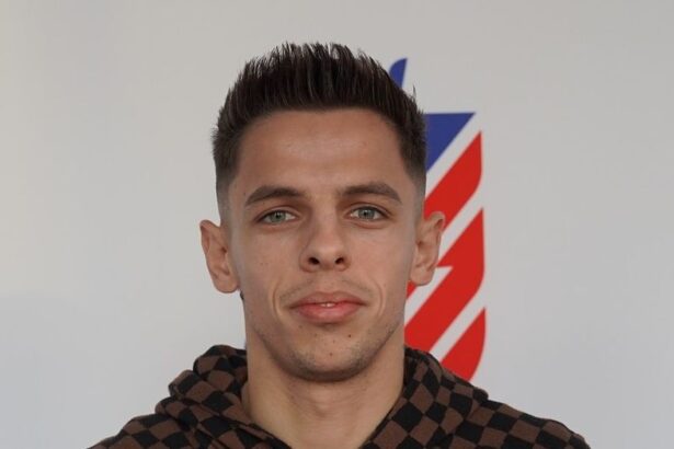 oficial alex cimpanu cedat definitiv de universitatea craiova a fost prezentat azi la noua echipa bine ai venit 6765959575e6f