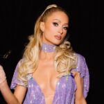 paris hilton a facut o sedinta foto de craciun complet dezbracata s a acoperit doar cu o funda rosie prezenta mea e un cadou 676d5a9c68e3c